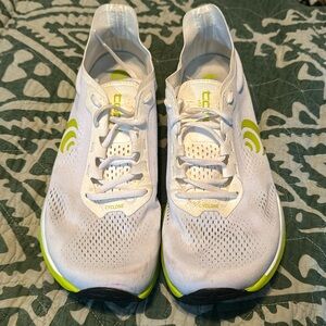 Topo Athletic Cyclone Running Shoes in White/Lime - Men’s Size 9.5 (EU 43)